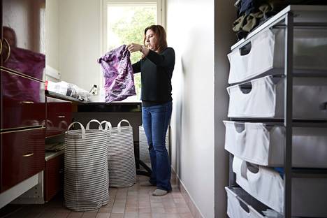 Perhehoitaja Emilia Säles viikkaa pyykkiä kotonaan Espoossa. Perheeseensä hän on laskenut sekä sijoitettuja että ”omatekoisia” lapsia.
