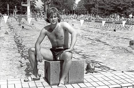 25-vuotias Pasi Rautiainen nautti kesästä uimastadionilla vuonna 1985. Rautiainen pelasi tuolloin Arminia Bielefeldissä.