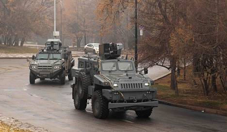 Sotilasajoneuvot partioivat Almatyn kaduilla perjantaina 7. tammikuuta.