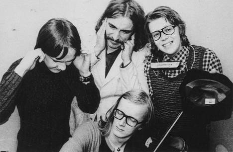 Coitus Int. -yhtye vuonna 1972  eli Max Möller, Harri Rinne, Mikko Alatalo ja edessä Juice Leskinen.