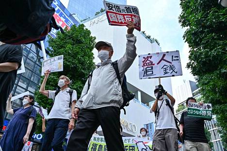 Japanilaiset osoittivat mieltään entisen pääministerin Shinzō Aben valtiollisia hautajaisia vastaan Tokiossa maanantaina.