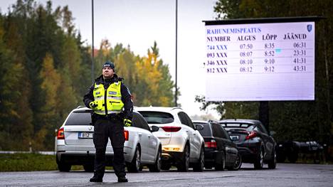 Viron poliisin ryhmänjohtaja Marek Vähi otti kaahareita vastaan Raplan ja Tallinnan välisellä maantiellä maanantaiaamuna. Hänen takanaan rauhoittumispysäkin valinneet kuskit odottelivat autoissaan ajan kulumista.