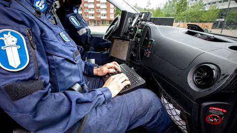 Poliisipartio pysäytti ajoneuvon kuljettajan takaa-ajon päätteeksi Helsingissä. Kuvituskuva toukokuulta 2021.