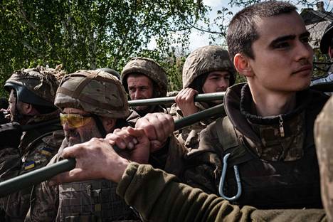 Ukrainalaissotilaita kuorma-auton lavalla viime lauantaina lähellä Kramatorskia.