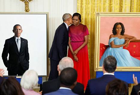 Robert McCurdyn ja Sharon Sprungin maalaamat muotokuvat Barack ja Michelle Obamasta paljastettiin keskiviikkona Valkoisessa talossa.