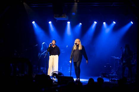 Jussi Hakulinen esiintyi tyttärensä Ellinoora Hakulisen kanssa Alaston kaupunki -konsertissa Porissa elokuussa 2021.