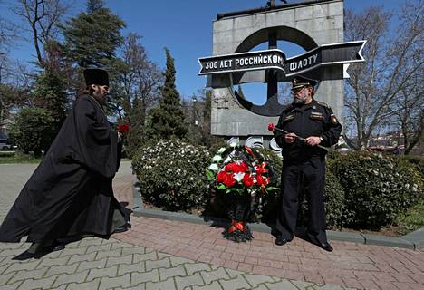 Mustanmeren laivaston veteraani Sergei Gorbatšov ja ortodoksipappi osallistuivat perjantain muistotilaisuuteen.