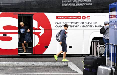 Pietarista tullut linja-auto Helsinki-Vantaan lentokentällä 26. heinäkuuta.