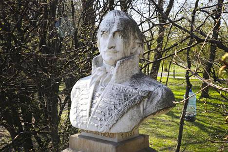 Casimir Pulaskin rintakuva Henryk Jordanin puistossa Krakovassa.