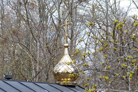 Luostarinmäellä tiilirakennuksen katolle pystytetty sipulikupoli symboloi alati muuttumattoman rukouksen liekkiä. 