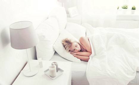 Oikea kylki on useista syistä monille paras nukkuma-asento. Kylkeä kannattaa kuitenkin kääntää yön aikana.