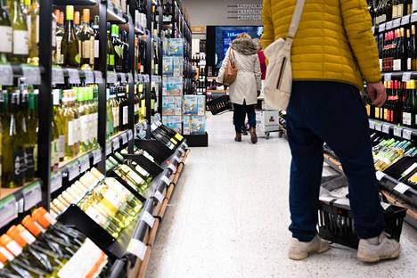 Päivittäistavarakaupan tilaaman kyselyn mukaan enemmistö suomalaisista haluaisi viinit ruokakauppoihin.
