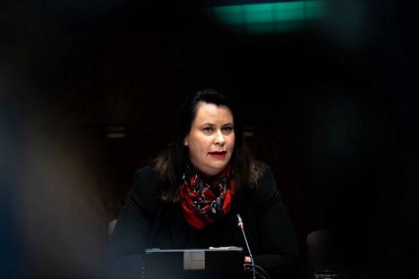 Sosiaalidemokraattien kansanedustaja, perustuslakivaliokunnan puheenjohtaja Johanna Ojala-Niemelällä on todettu keskiviikkona koronatartunta. Kuvassa Ojala-Niemelä tiedotustilaisuudessa vuonna 2020.