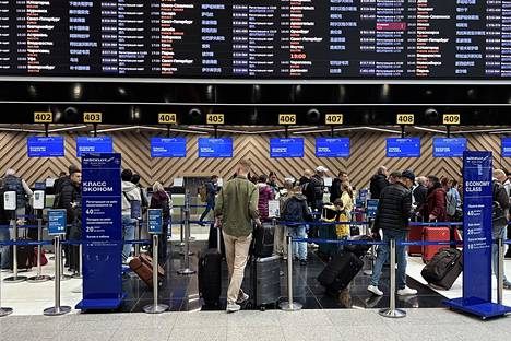 Moskovassa Šeremetjevon kansainvälisellä lentokentällä oli lauantaina tavanomainen lähdön tunnelma, mutta liikkeellä vaikutti olevan tavallista enemmän nuoria.