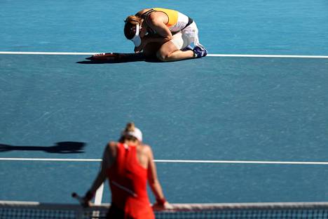 Alize Cornet vaipui maahan ottelun ratkettua. Tappion kärsinyt Simona Halep oli pettyneenä verkolla.
