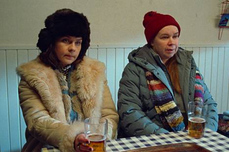 Armi Toivanen (vas.) ja Katja Küttner ovat Metsurin tarinassa pohjoisen naisia, jotka etsivät elämäänsä jotain uutta.