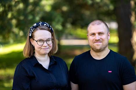 Riikka ja Antti Vaaja toivovat, että perhevapaauudistuksen ansiosta vanhempainvapaiden tasaisempi jakaminen yleistyy. 
