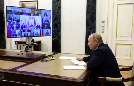 Venäjän presidentti Vladimir Putin keskusteli esikuntansa kanssa Moskovassa tiistaina.