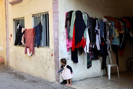 Lapsi kurkistaa kulman takaa Beirutissa 22. marraskuuta. Unicef varoittaa tiistaina, että Libanonin lasten suojelemiseksi tarvitaan nopeita toimia, jotta lapset eivät kärsi nälkää, sairastu tai jää vaille koulutusta.