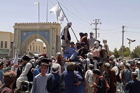 Taleban-äärijärjestön taistelijoita Kandaharissa kaupungin valtauksen jälkeen perjantaina.
