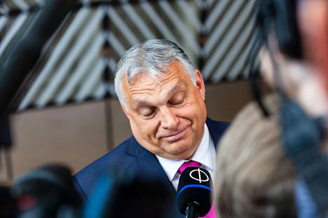 EU-maiden neuvottelut uusista Venäjä-pakotteista venyivät Unkarin pääministerin Viktor Orbánin vaatimusten vuoksi. Lopulta Unkari sai myönnytyksen, eikä öljytuontikielto toistaiseksi koske putkea pitkin tulevaa öljyä.