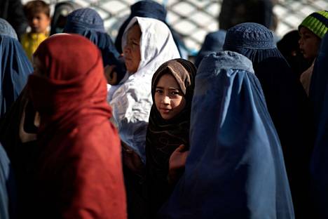 Naisten jono Maailman ruokajärjestön avustuspisteellä Kabulissa viime marraskuussa.