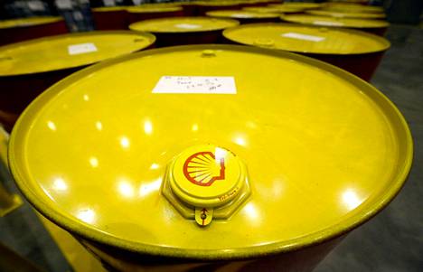 Shell aikoo irtautua hankkeistaan, joissa on mukana myös venäläinen Gazprom. Kuvassa täytettyjä öljytynnyreitä Shellin tuotantolaitoksella Venäjän Toržokissa vuonna 2014.