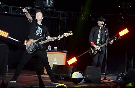 Paluuta huipulle yrittävän Blink-182:n laulaja-basisti Mark Hoppus ja bändin uusi laulaja-kitaristi Matt Skiba esiintyivät Irvinessä Kaliforniassa toukokuussa.