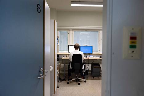 Lääkäri työssään terveysasemalla Helsingissä vuonna 2021.