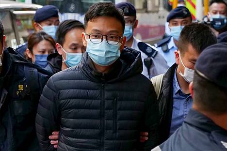Stand Newsin päätoimittaja Patrick Lam pidätettynä 29. joulukuuta toimituksensa edustalla.