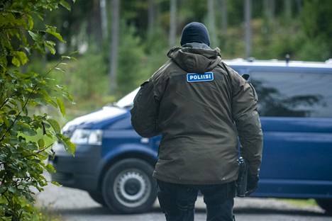 Poliiseja tiesululla Airiston helmen kiinteistöön vievällä tiellä Ybbernäsissä lauantaina.