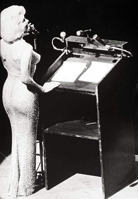 Vuonna 1962 Marilyn Monroe lauloi Yhdysvaltain presidentille John F. Kennedylle syntymäpäivälaulun.