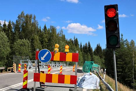 Uudet leikkaukset kohdistuvat lähinnä uusiin tiehankkeisiin, ei niinkään teiden ylläpitoon. Kuvassa Syrjälän siltatyömaa Jämsässä. 