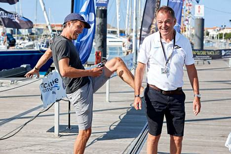 Tapio Lehtinen sai onnenpotkun pojaltaan Laurilta GGR-kisan lähtösatamassa Les Sab les-d’Olonnessa Ranskassa 4. syyskuuta.
