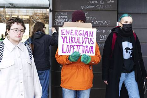 Ympäristöliike Elokapinan aktivistit osoittivat mieltään energiayhtiö Fortumin pääkonttorilla Keilaniemessä Espoossa tiistaina. 