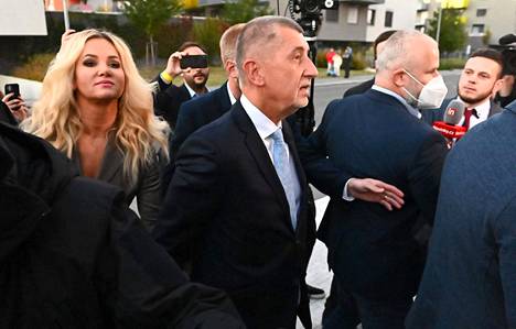 Andrej Babiš saapui puolueensa Prahan-toimistolle vaimonsa Monika Babišovan kanssa lauantaina 9. lokakuuta.
