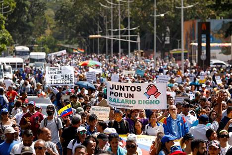 Venezuelan kansalaiset vaativat reiluja palkkoja opettajien, terveydenhuollon työntekijöiden, ammattiliittojen ja opposition yhteisessä mielenosoituksessa Caracasissa maanantaina 23. tammikuuta.