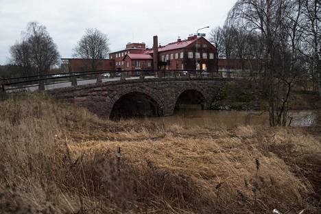 Keravanjoen ylittävä Siltamäen eli Brobackan silta on ollut paikoillaan jo vuodesta 1895. Taustalla näkyy vanha turkistehdas.