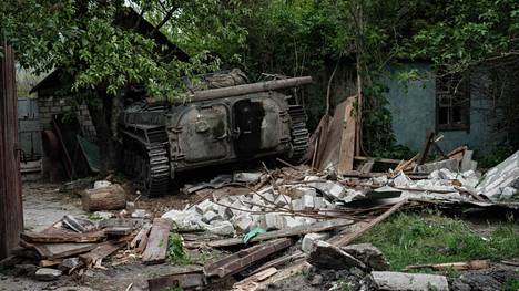 Tuhoutunut sotilasajoveuvo Bilogorivkan kylässä Itä-Ukrainassa Luhanskin alueella 13. toukokuuta. 