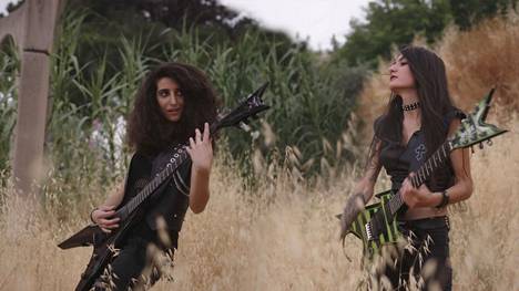 Lilas Mayassi ja Shery Bechara tapasivat vuonna 2015 ja perustivat thrash metallia soittavan Slaves to Sirens -bändin