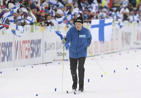 92-vuotias hiihtäjälegenda Siiri Rantanen hiihti kunniakierroshiihtoaan ennen naisten 4x5 km viestihiihtoa hiihdon MM-kilpailuissa Lahdessa 2. maaliskuuta 2017.