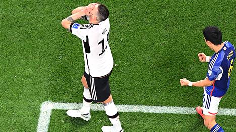 Saksa kärsi kirvelevän tappion Japanille MM-kisoissa. Kuvassa epäonnistumista suree Niklas Süle.