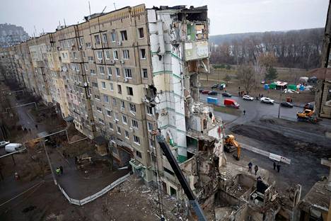 Ukrainan presidentti Volodymyr Zelenskyin mukaan Venäjän toteuttama Dnipron kerrostaloisku todisti sen, että aseavulla Ukrainalle on kiire, ja sen tulisi olla nopeampaa ja paremmin koordinoitua. Kuvassa Venäjän ohjusiskussa Dniprossa tuhoutunut kerrostalo.