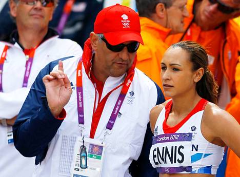 Valmentaja Toni Minichiello keskusteli seitsenottelija Jessica Ennisin kanssa Lontoon olympialaisten aikaan vuonna 2012.