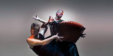 Koreografi-tanssija Tero Saarisen ja harmonikkataiteilija Kimmo Pohjosen Breath-teos on kiertänyt myös maailmalla.