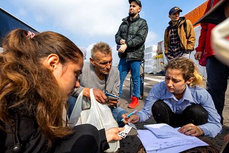 Vapaaehtoiset pitävät listaa miehitetyilta alueilta saapuvista pakolaisista. 