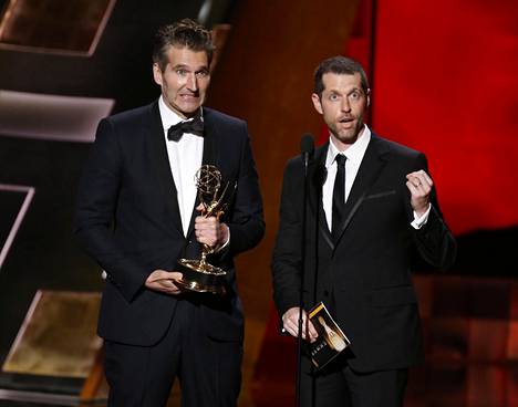 David Benioff (vas.) ja D.B. Weiss vastaanottivat Emmy-palkinnon Game of Thronesin käsikirjoituksesta syyskuussa 2015.