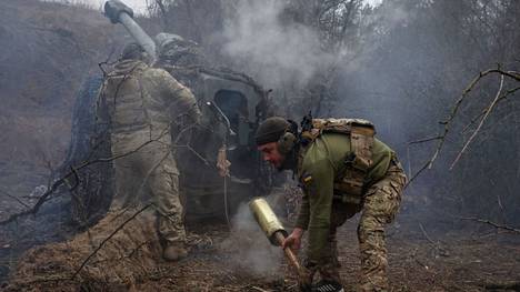 Украинские военные стреляют из пушки на передовой в Херсонской области. Фото: Сергей Нужненко/Reuters