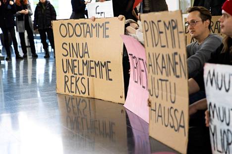 Tampereen yliopistolla osoitettiin mieltä rehtorihakuun liittyen. Opiskelijat haluavat uuden rehtorin.