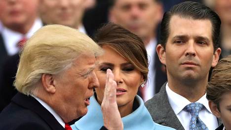 Donald Trump Jr seurasi Melania Trumpin kanssa, kun Donald Trump vannoi valan presidentin virkaanastujaisissa tammikuussa 2017.